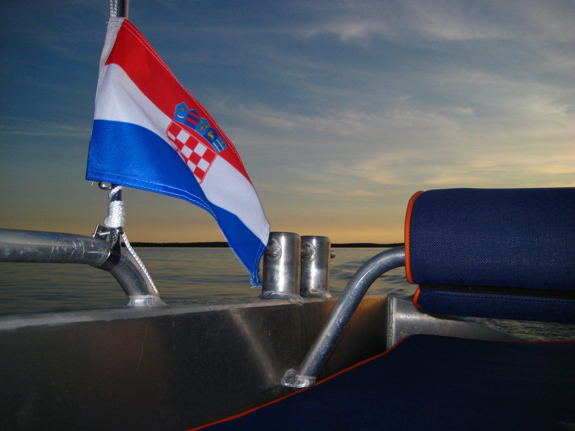 Eine rot-weiß-blaue Flagge mit dem Wort Kroatien darauf