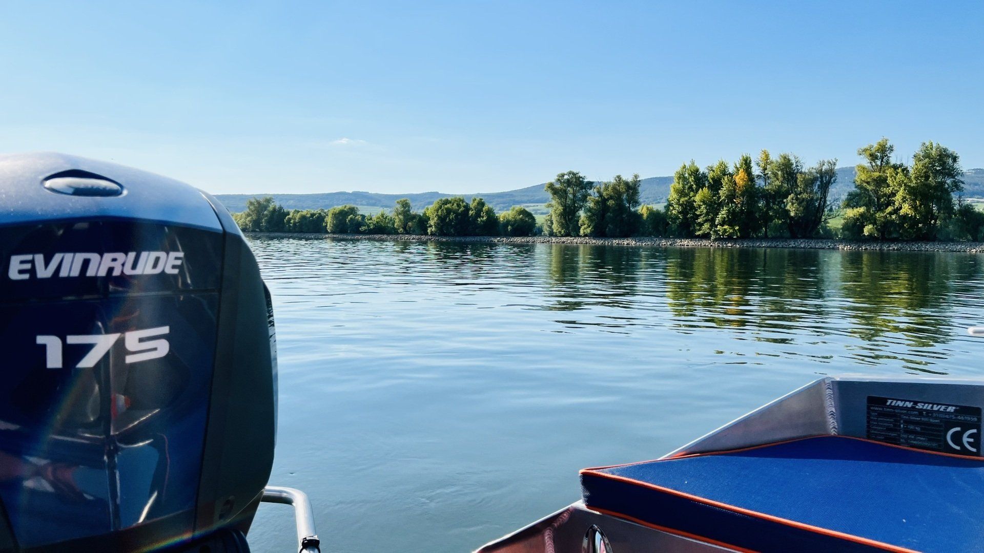 Ein Boot mit einem Evinrude 175 Außenbordmotor