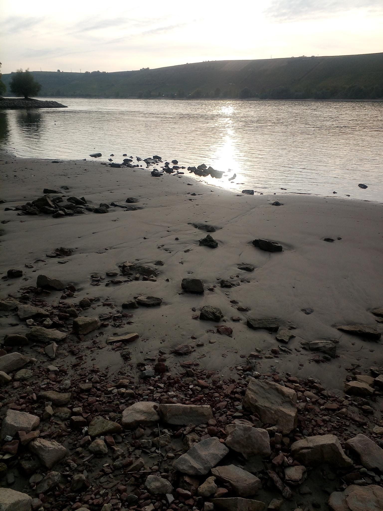 Ein felsiger Strand mit einem Fluss im Hintergrund
