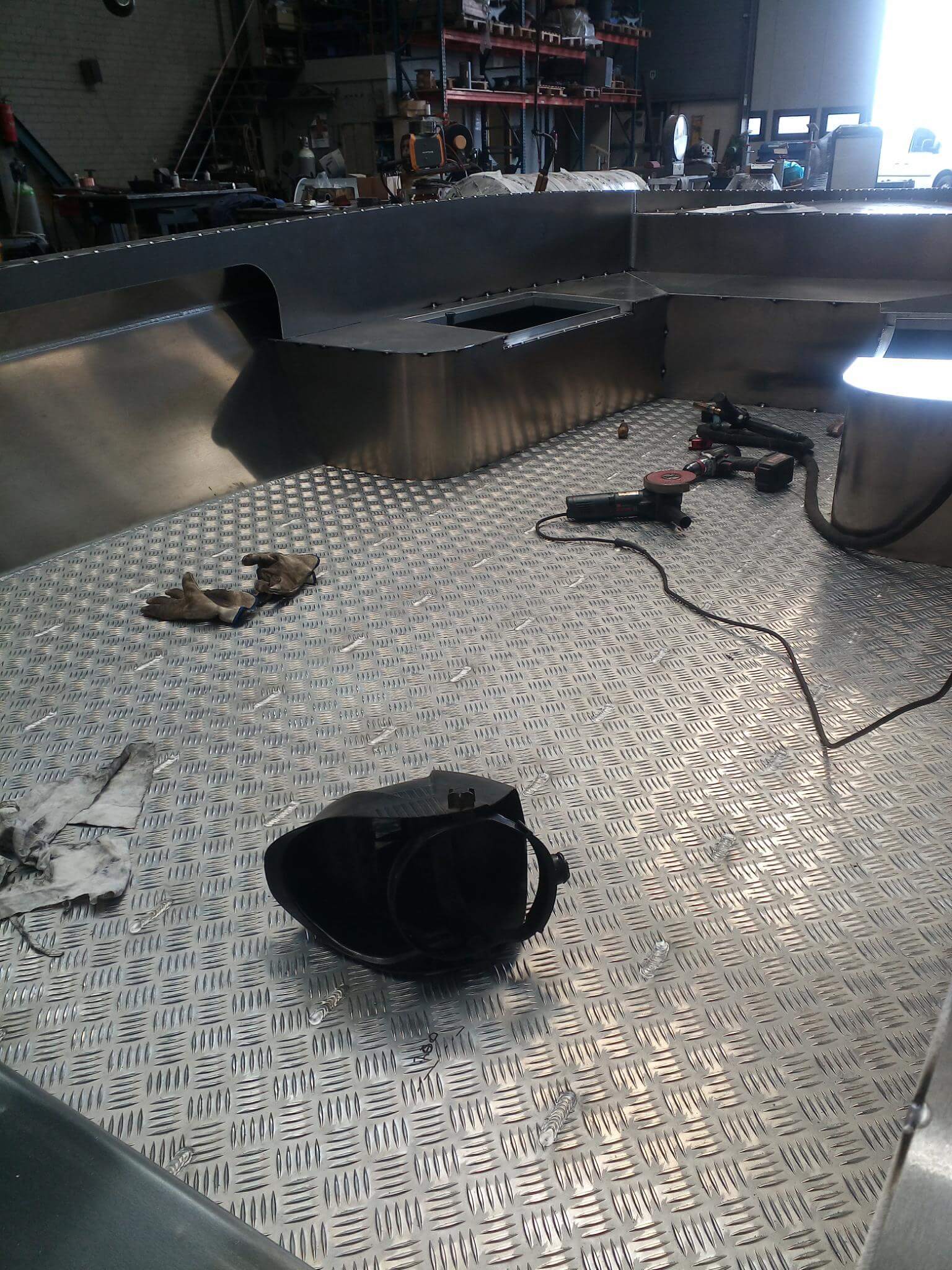 Ein Metalltisch mit einem schwarzen Gegenstand darauf