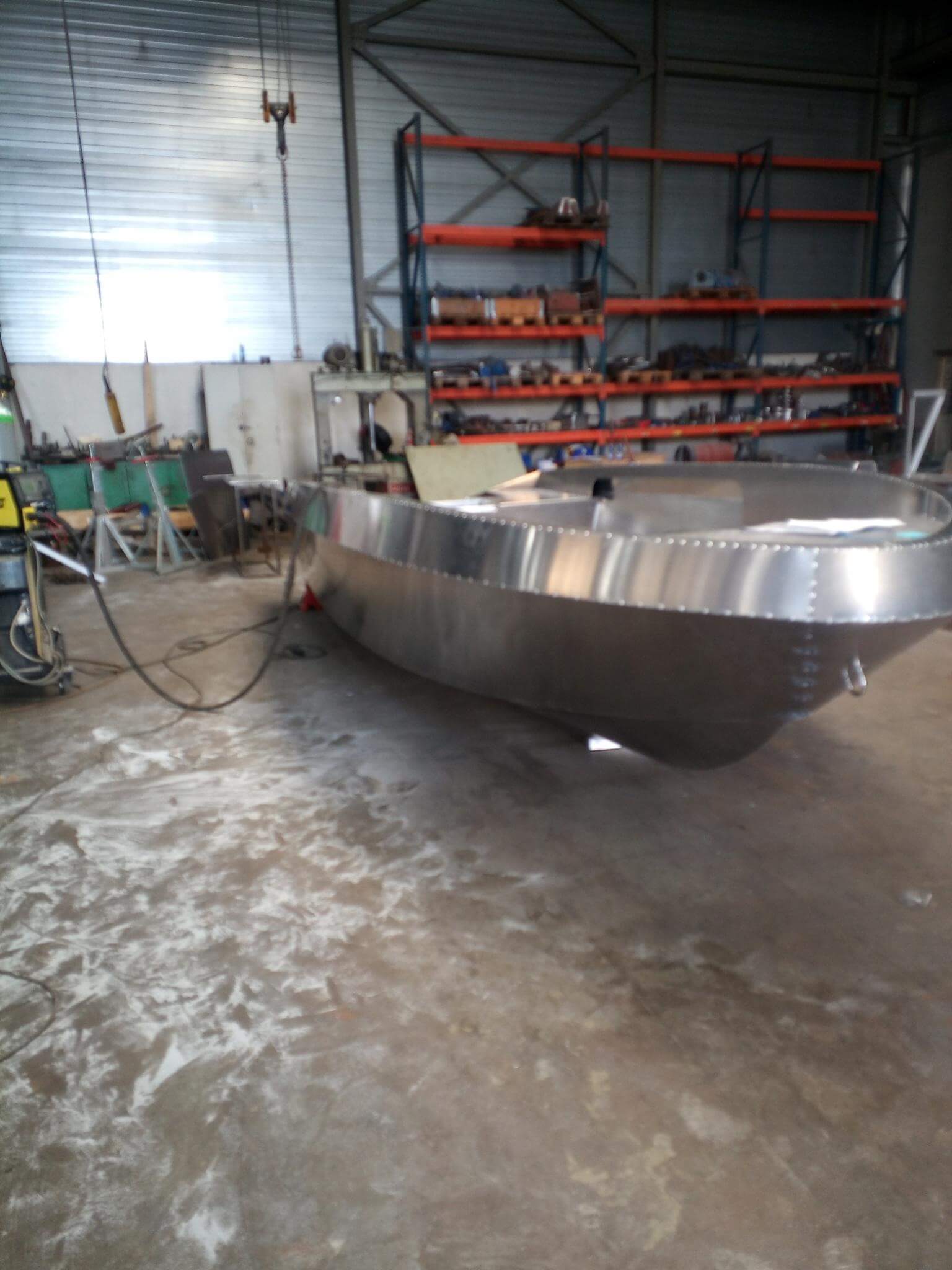 Ein großes Metallobjekt liegt in einem Lagerhaus