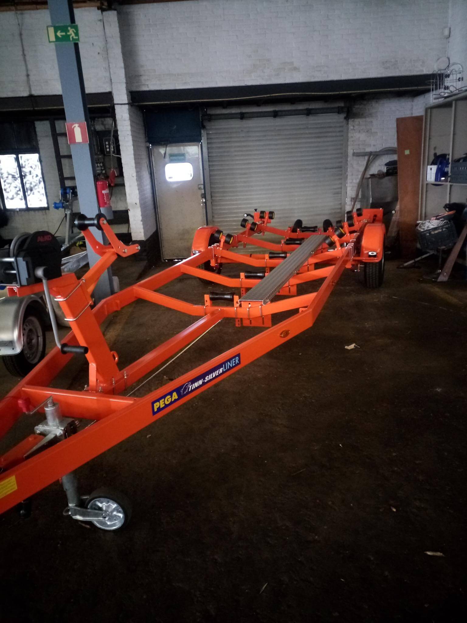 Ein großer orangefarbener Anhänger mit einem Aufkleber mit der Aufschrift „a“ darauf