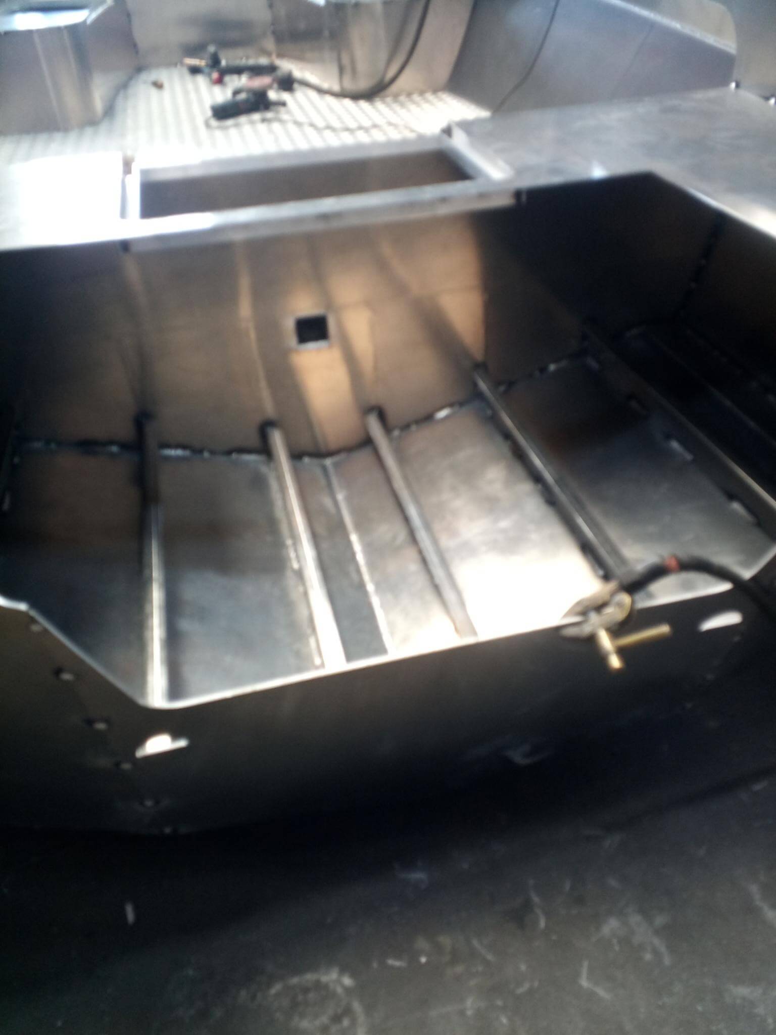 Das Innere eines im Bau befindlichen Edelstahlbootes