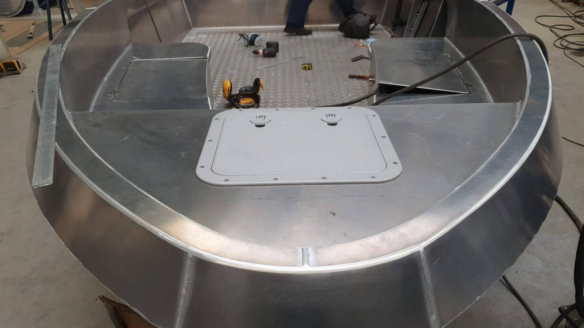 In einer Fabrik wird ein großes Aluminiumboot gebaut