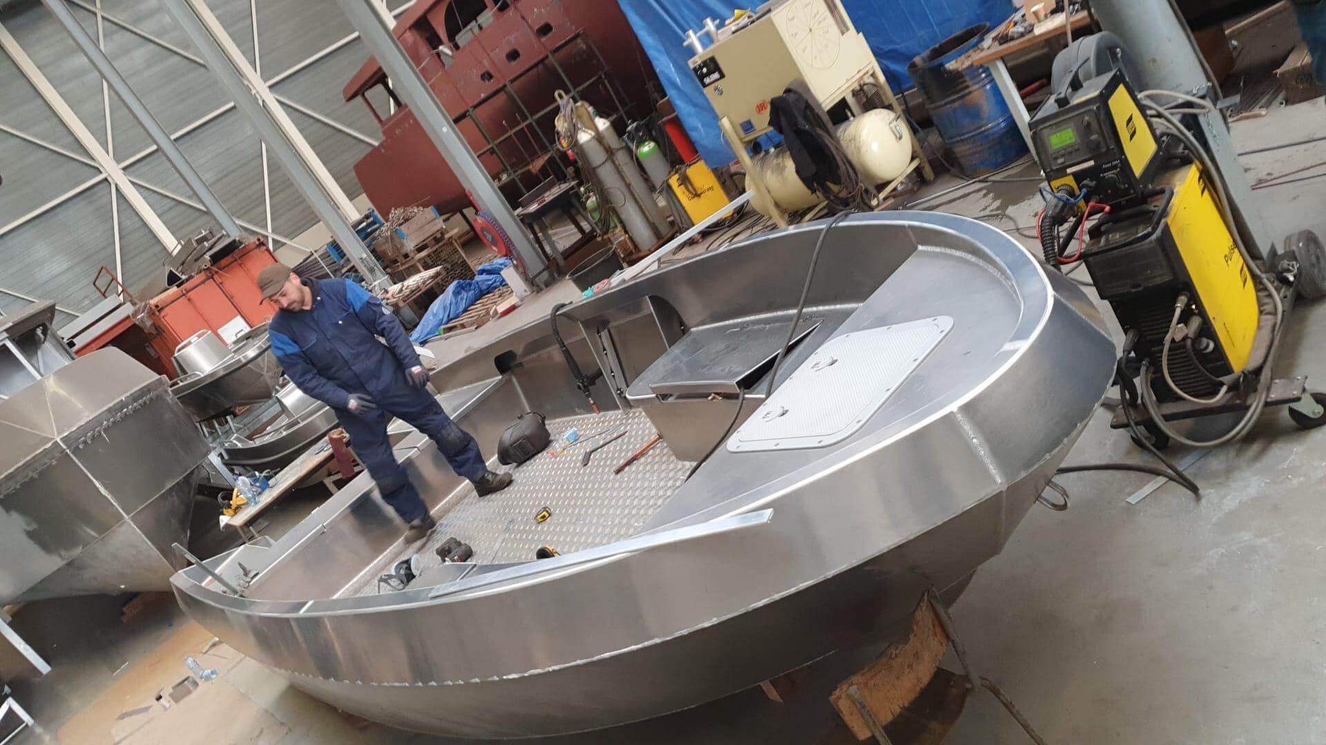 Ein Mann steht neben einem großen Metallgegenstand