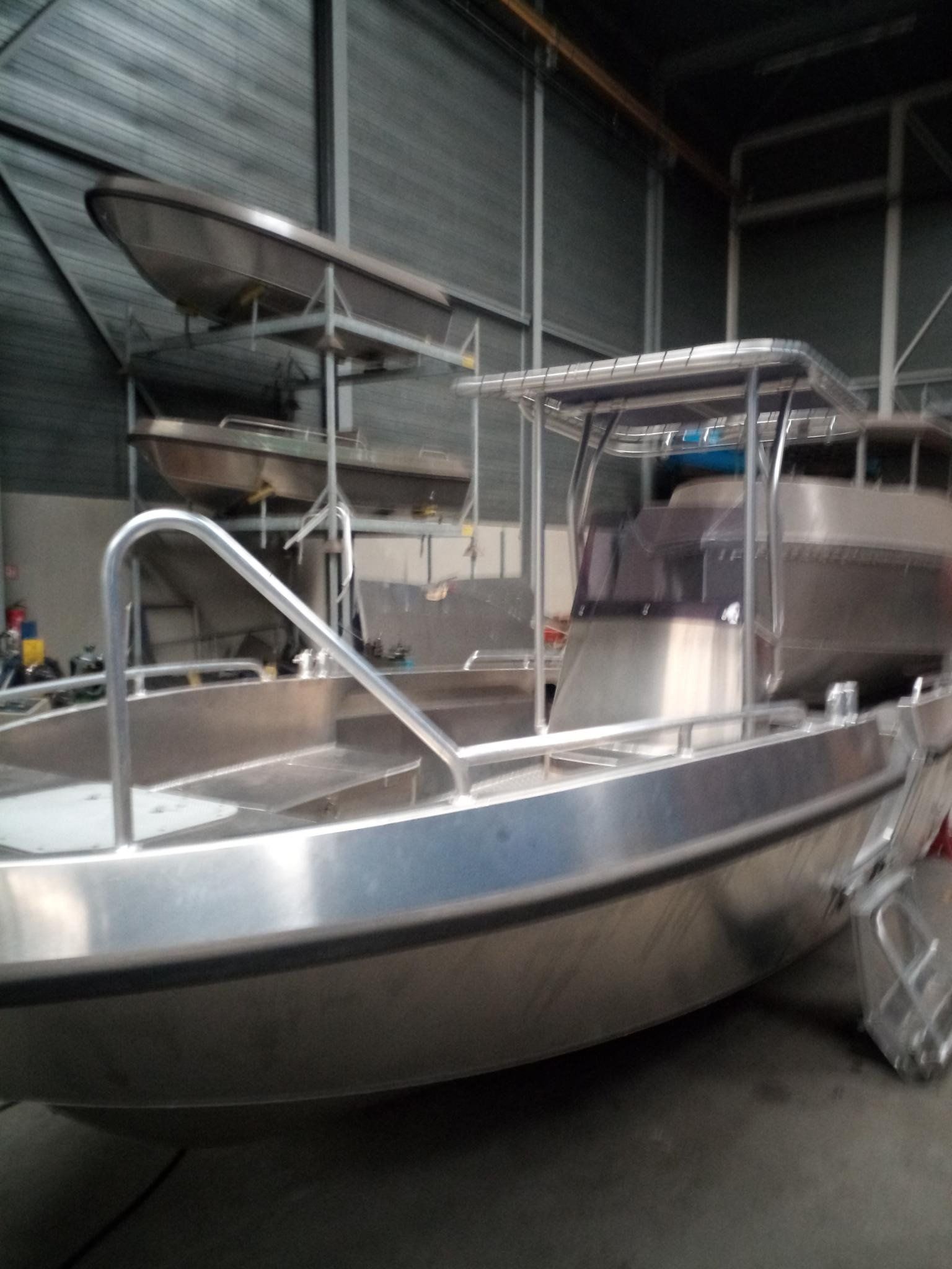 Ein Edelstahlboot liegt in einem Lagerhaus