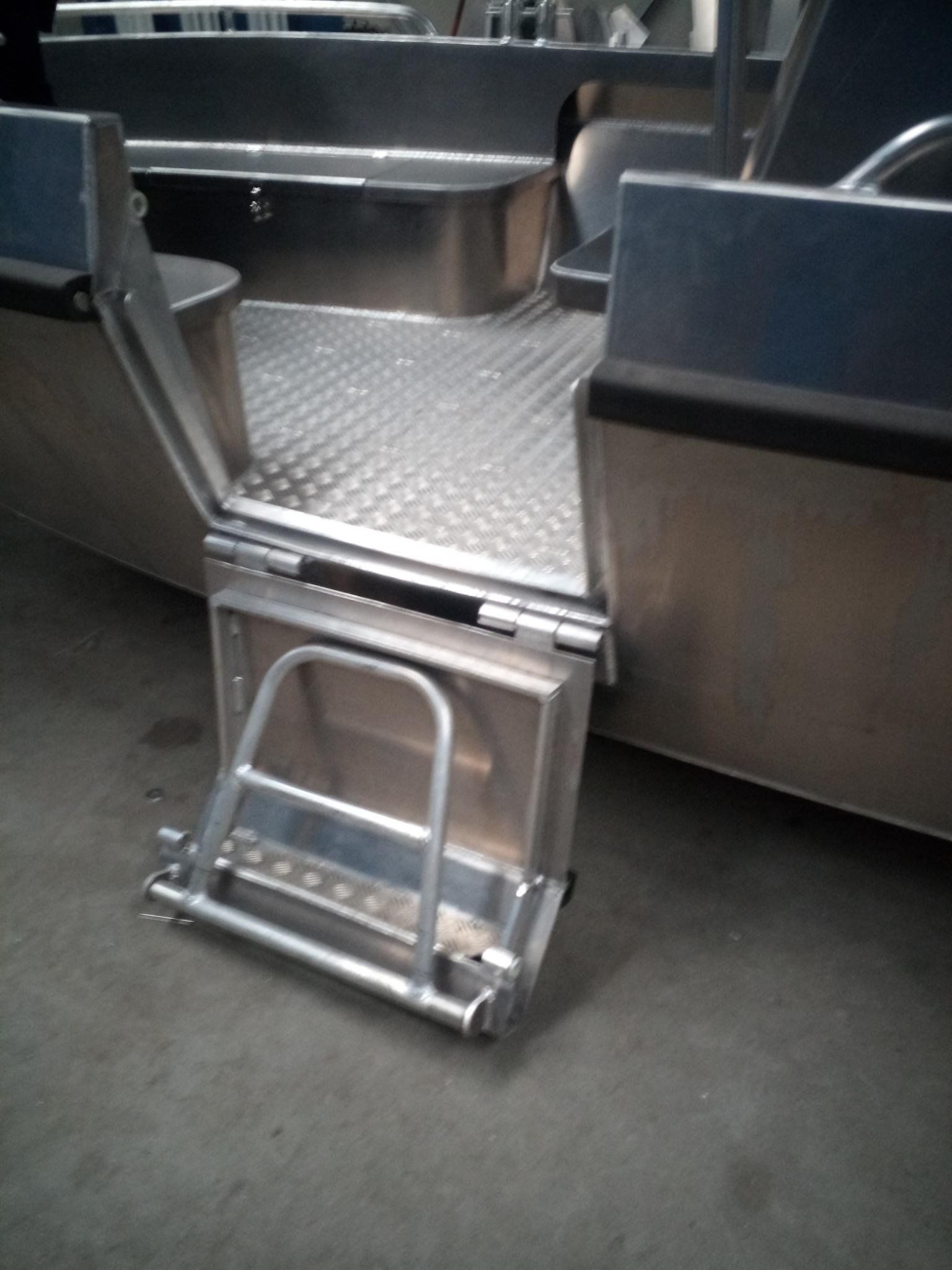 Ein Edelstahlboot mit offener Tür