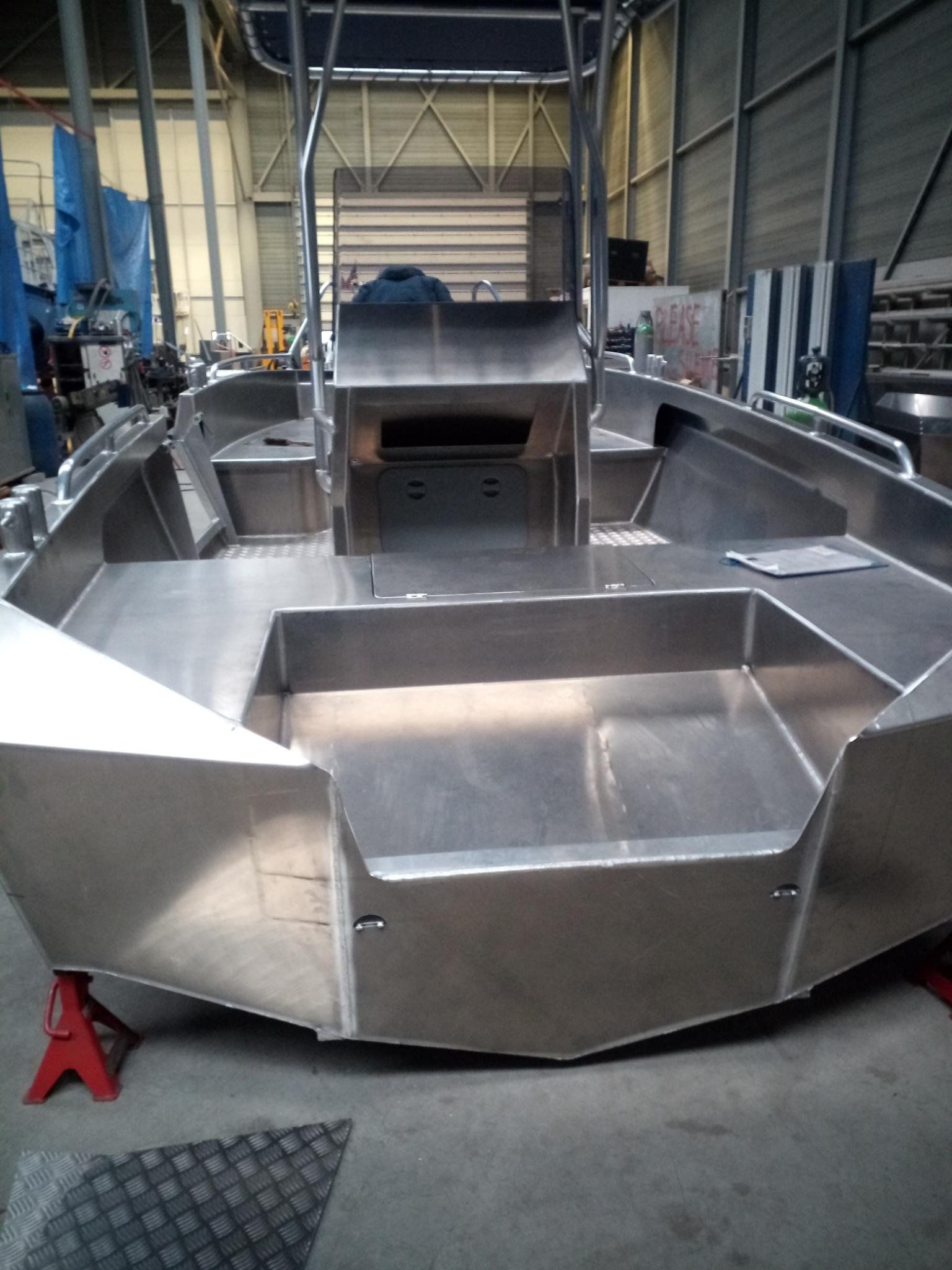 In einer Lagerhalle wird ein Edelstahlboot gebaut