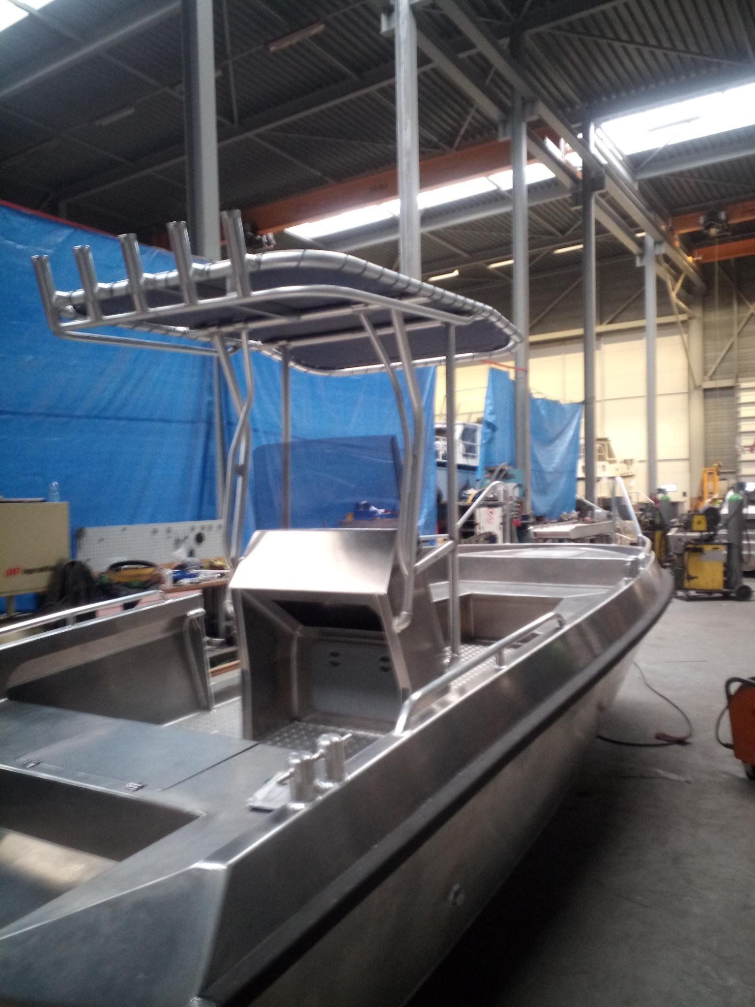 Ein Edelstahlboot liegt in einem Lagerhaus