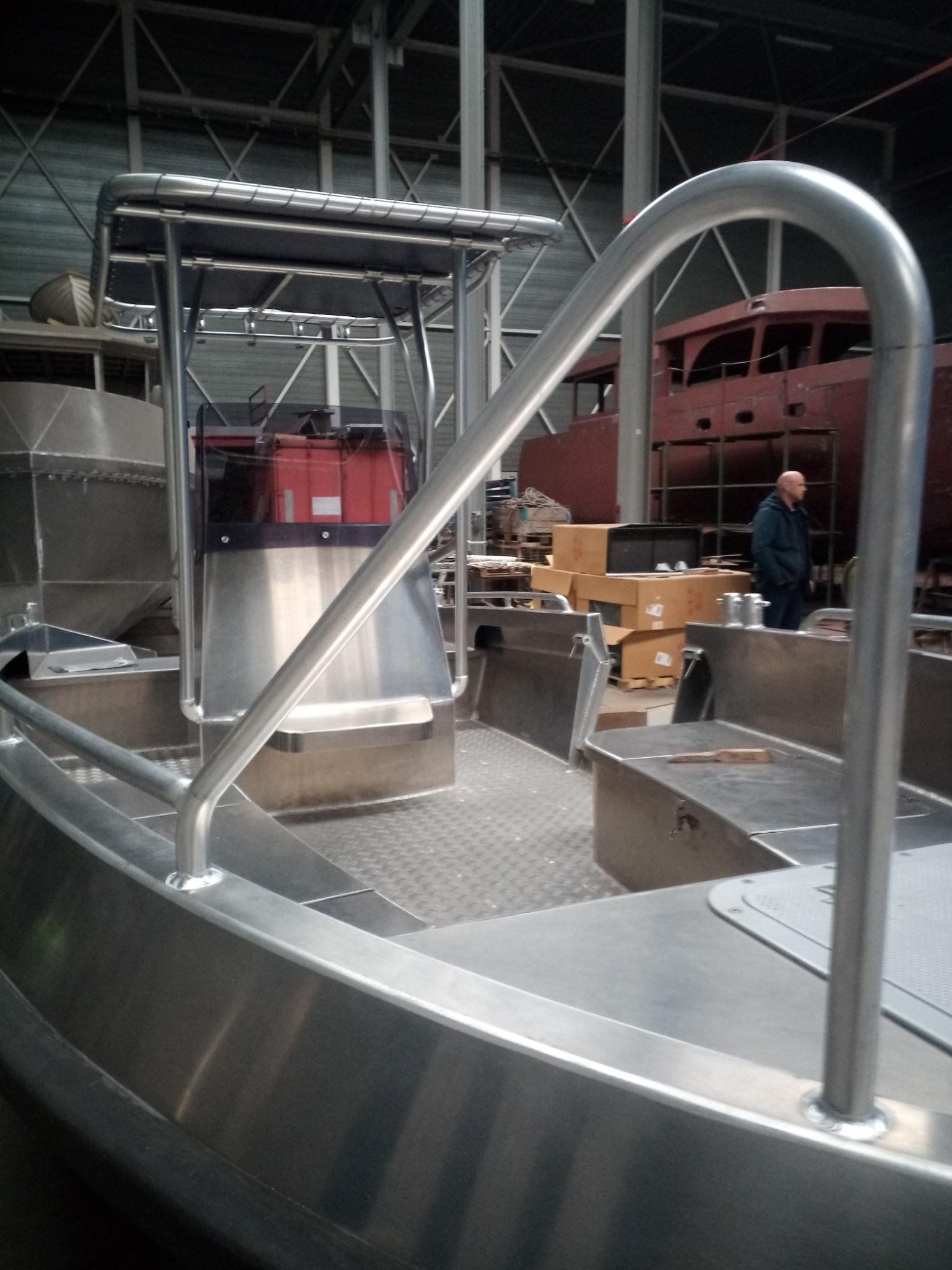 In einer Lagerhalle wird ein Edelstahlboot gebaut