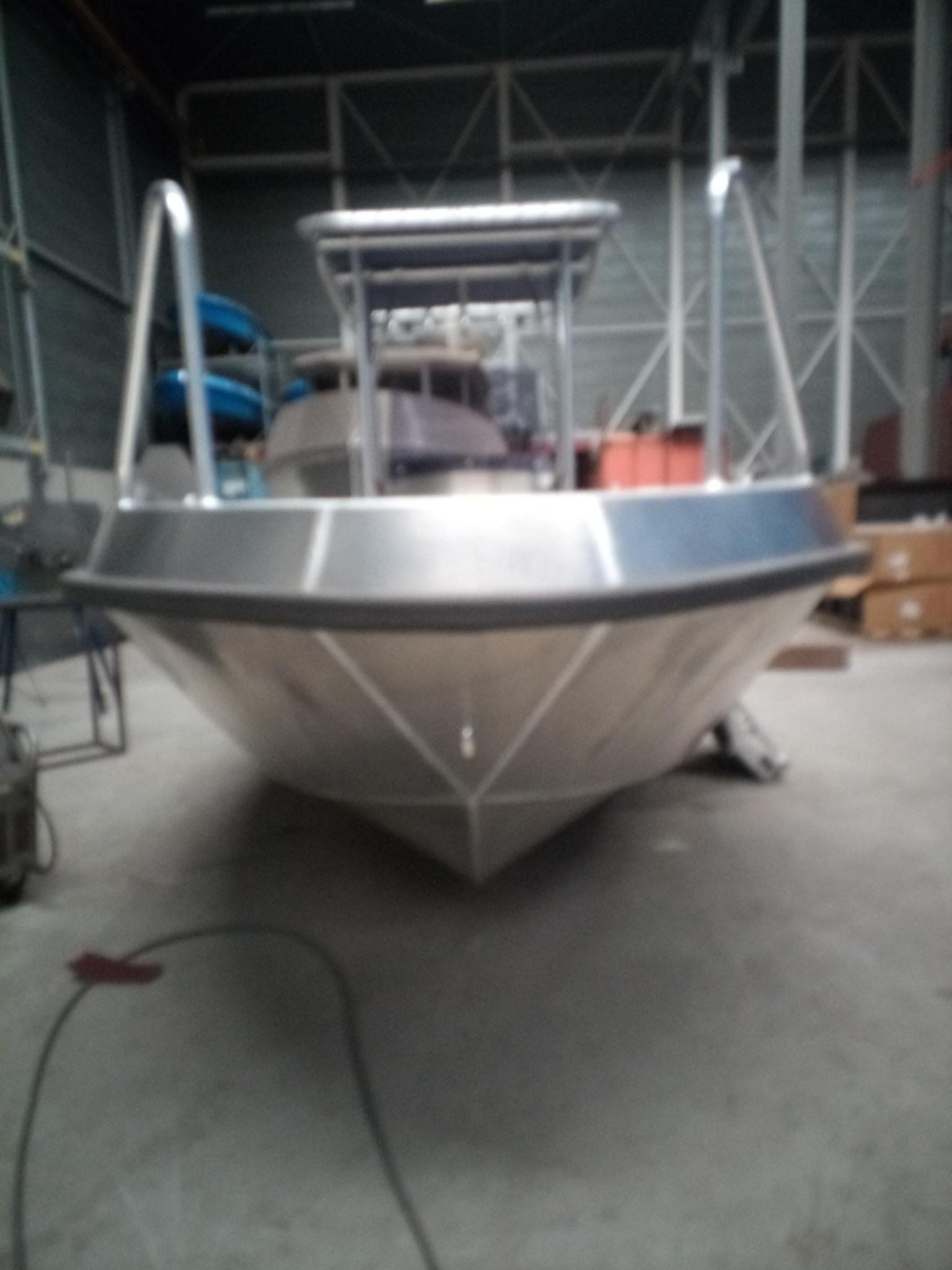 Ein großes Aluminiumboot liegt in einem Lagerhaus