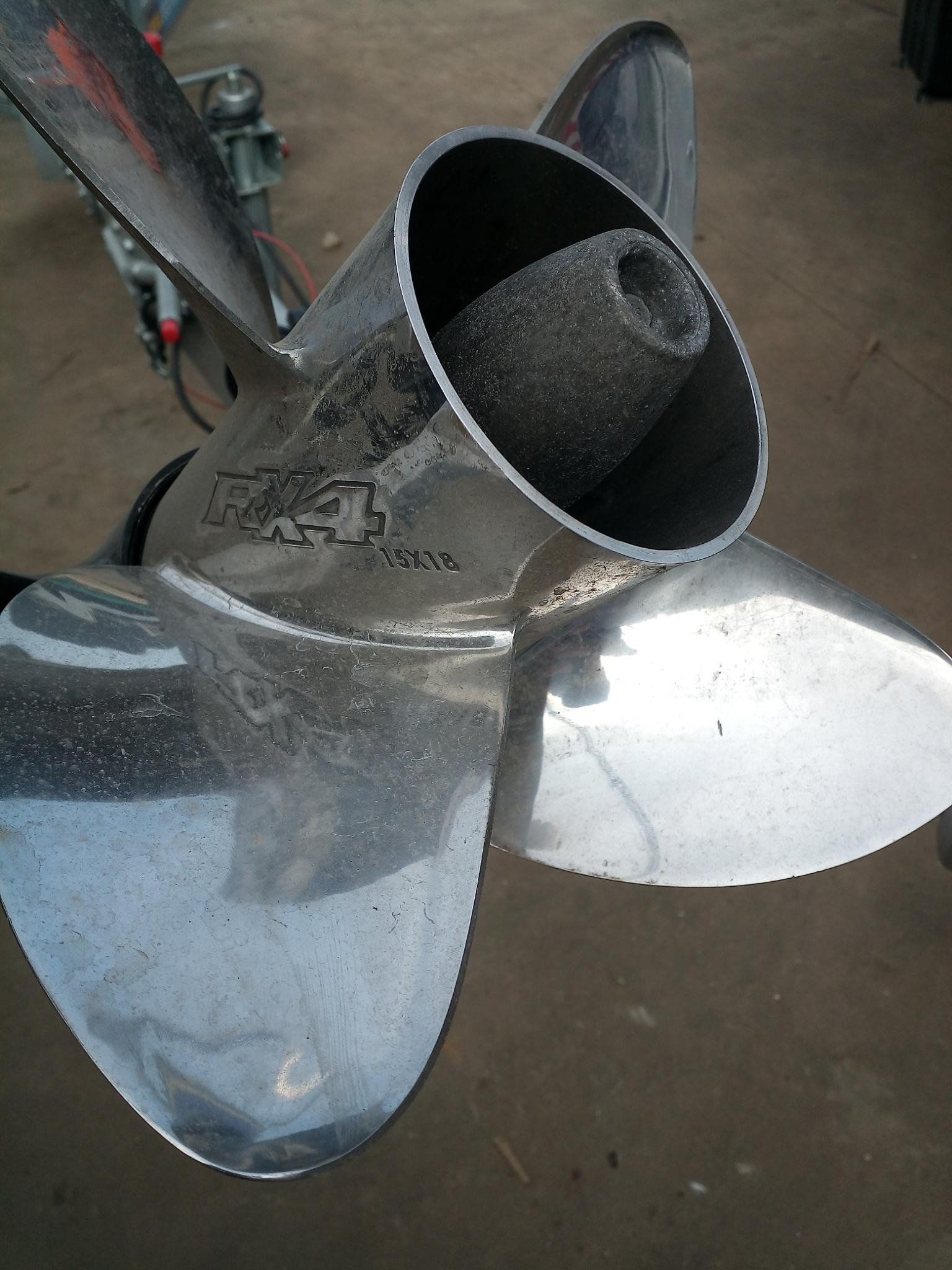 Eine Nahaufnahme eines Propellers mit dem Buchstaben h darauf