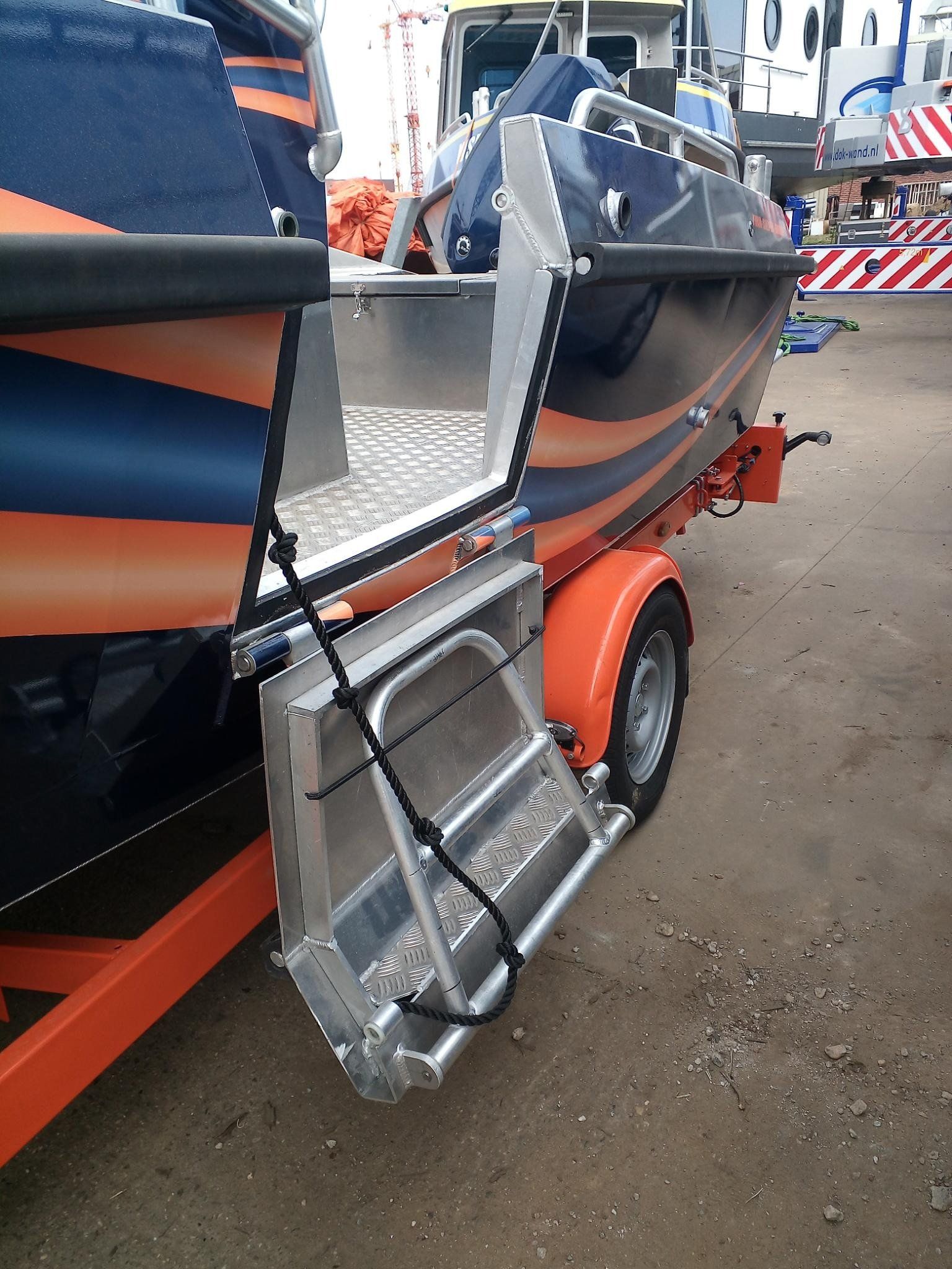 Ein Boot mit einer seitlich angebrachten Leiter