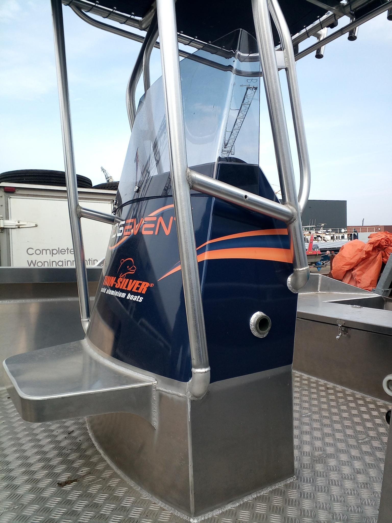 Ein Boot mit dem Wort Hai darauf