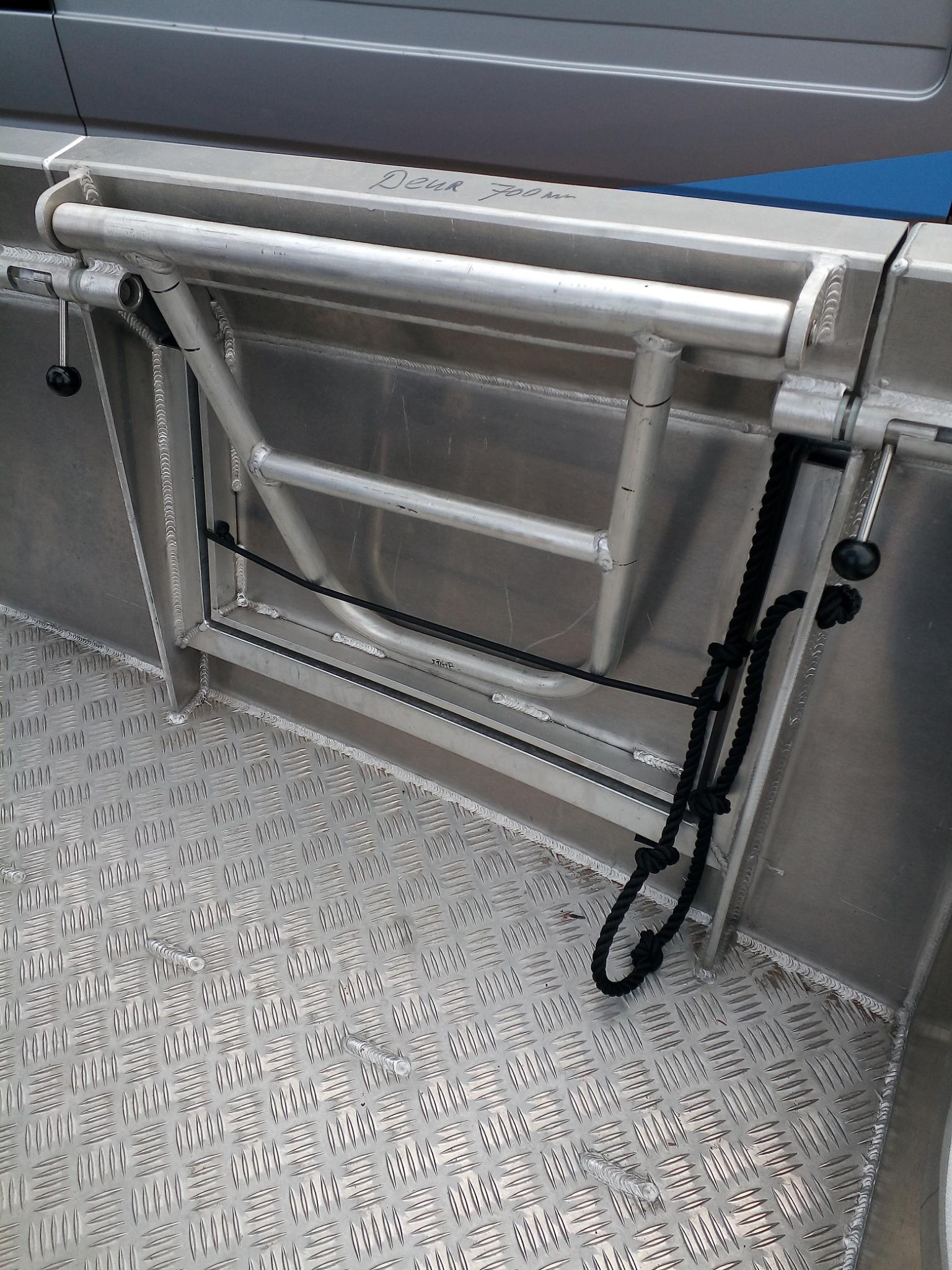 Eine Leiter ist an der Seite eines Bootes befestigt