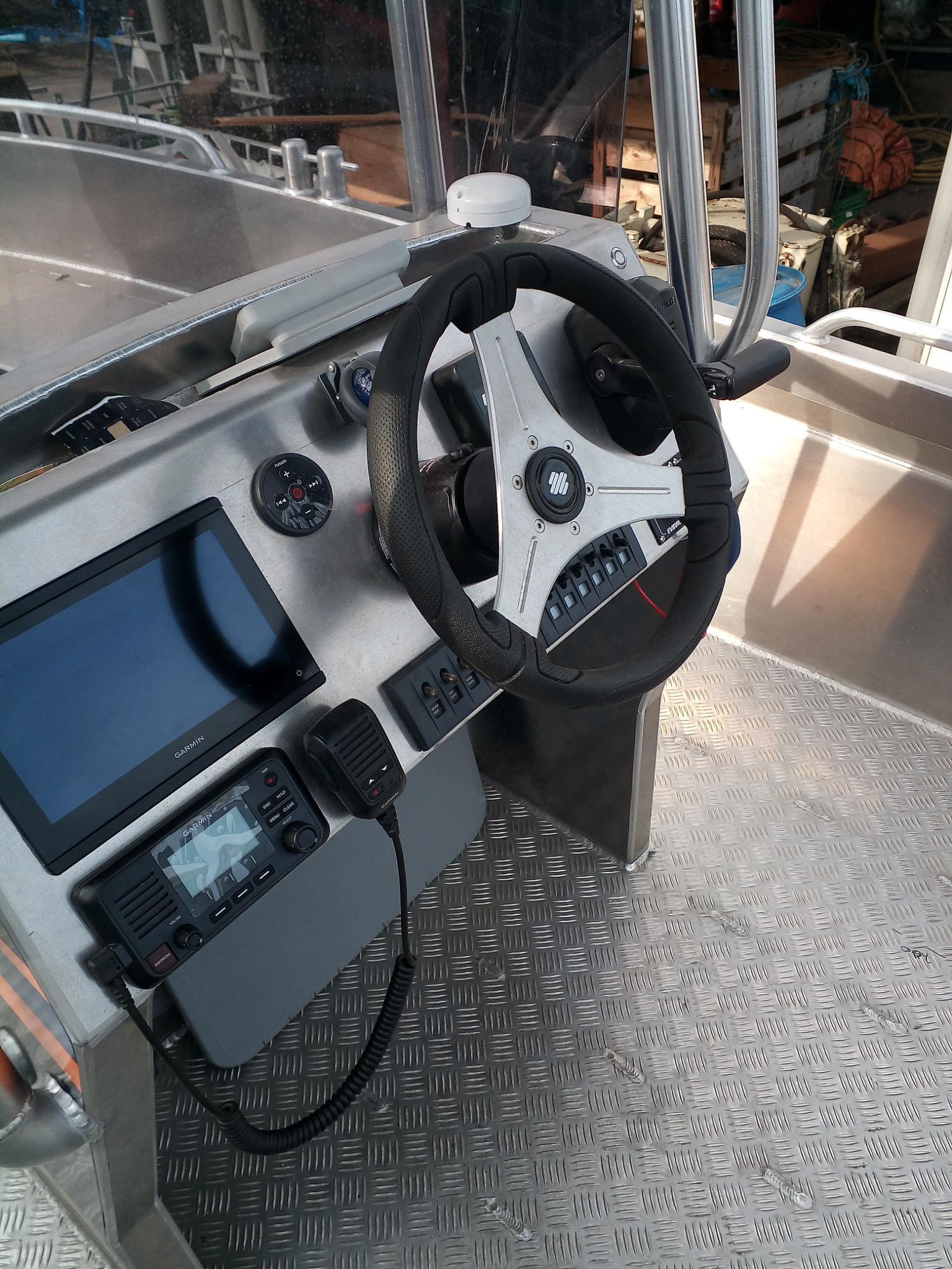 Ein Boot mit Steuerrad und Monitor