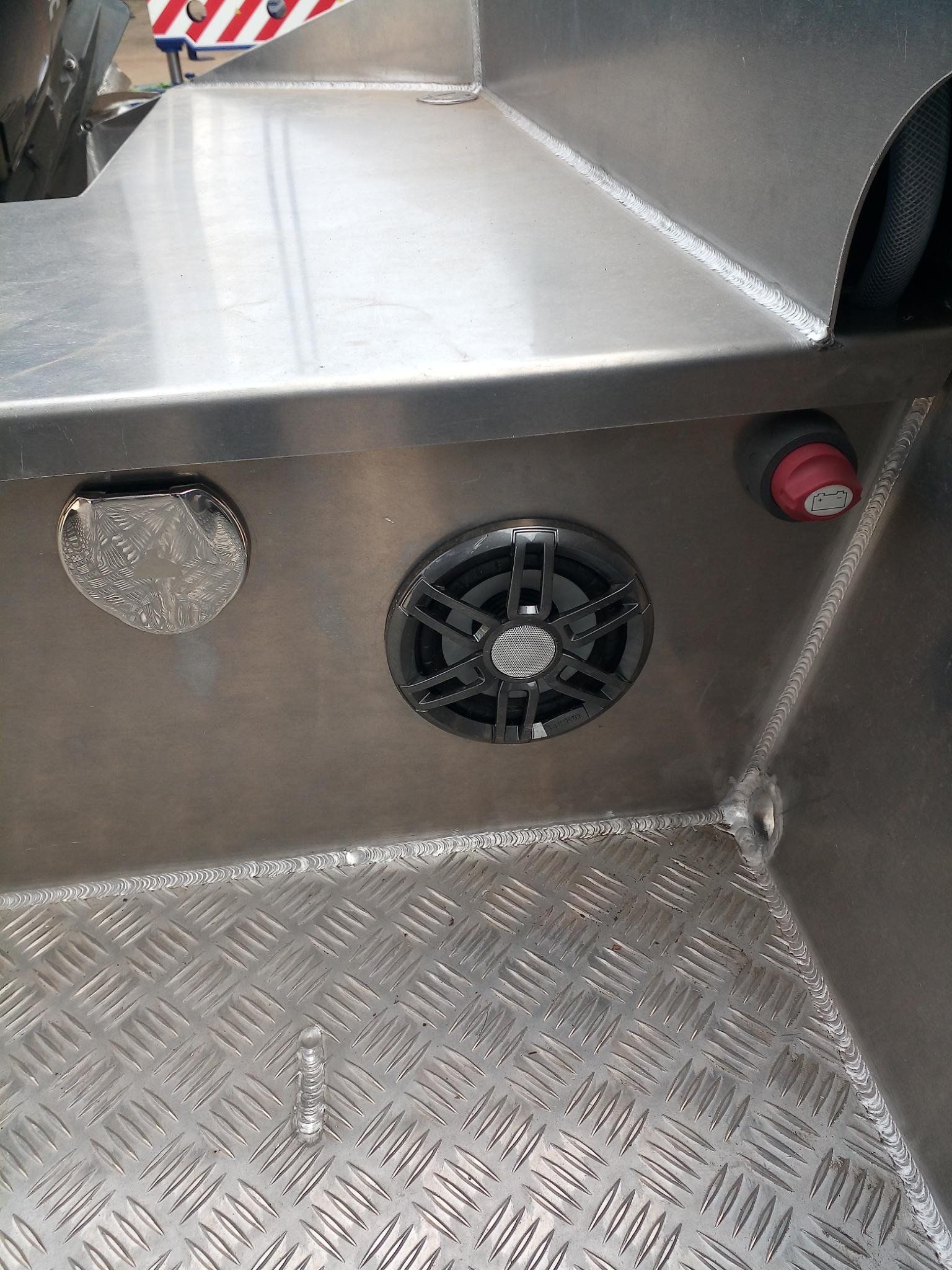 Eine Edelstahlbox mit einem Lautsprecher darauf