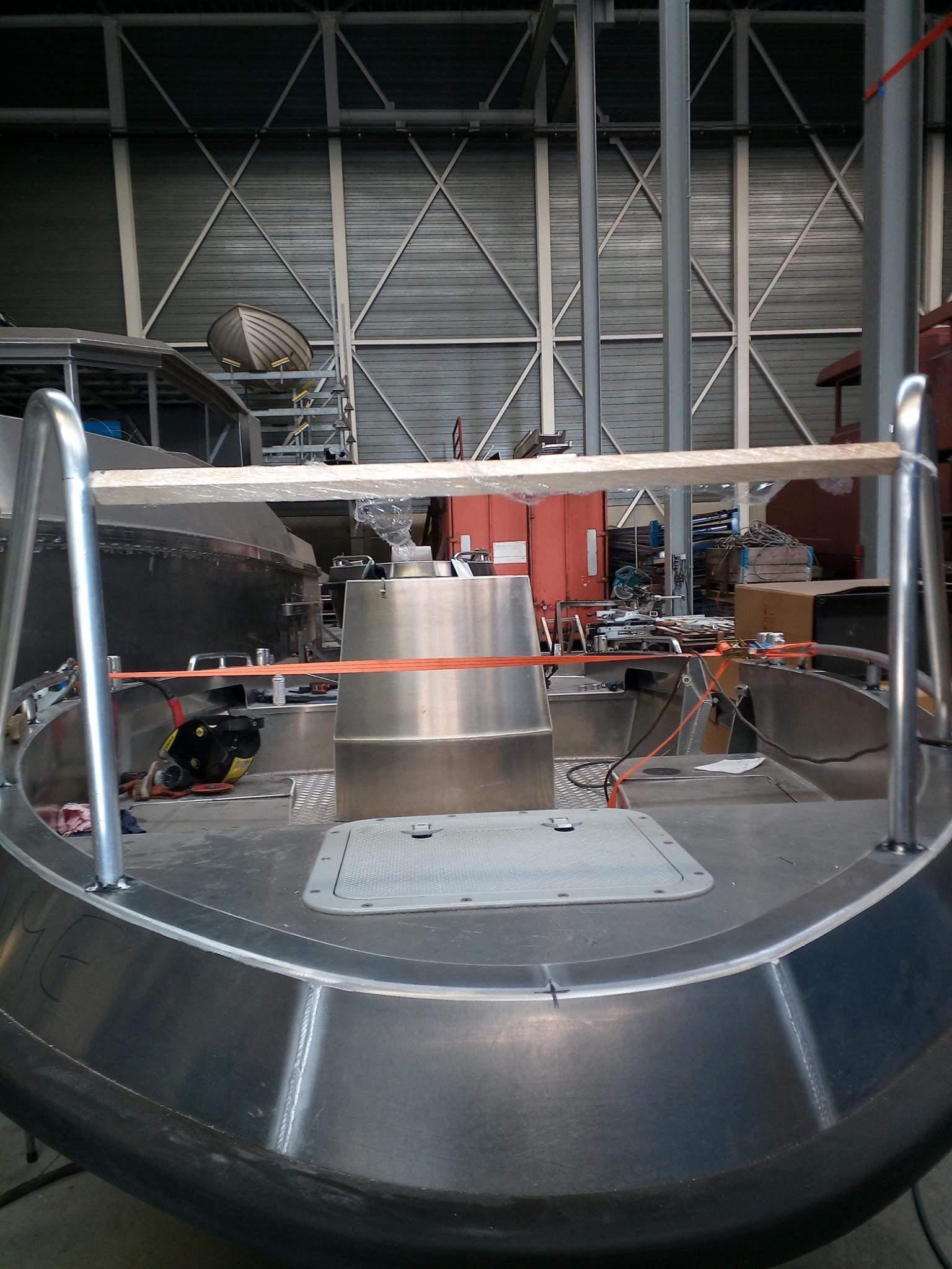 In einer Lagerhalle wird ein Edelstahlboot gebaut