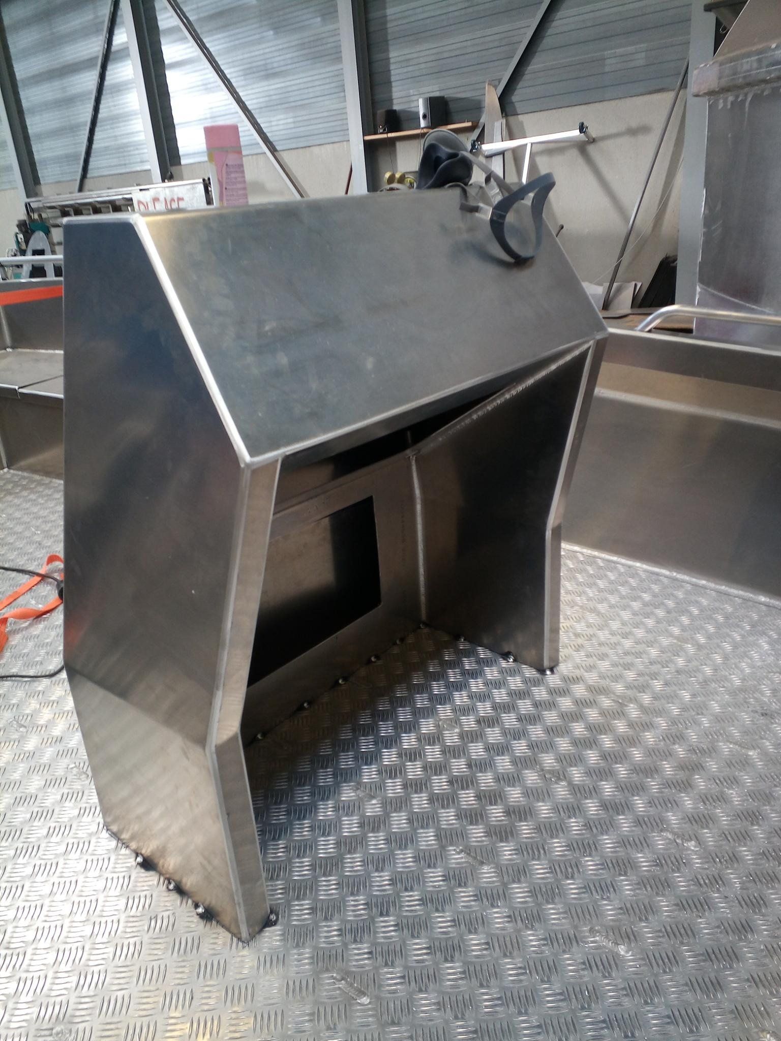 Ein Edelstahlbehälter steht auf einem Metallboden