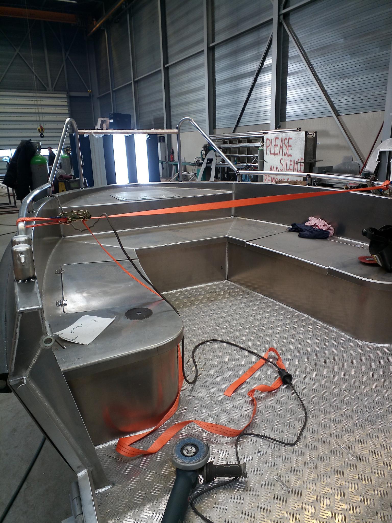 In einer Lagerhalle wird ein Edelstahlboot gebaut