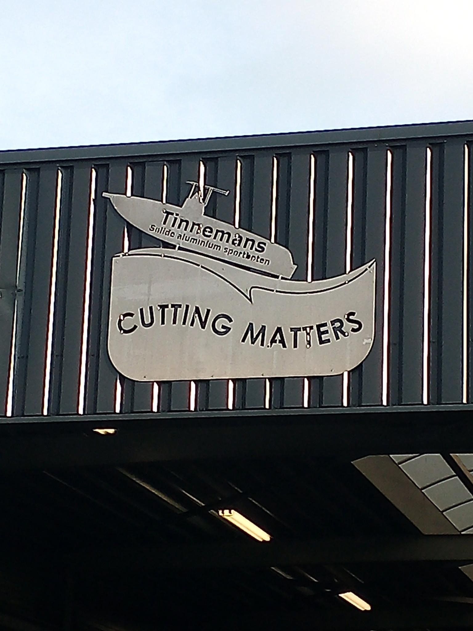 Ein Schild an der Seite eines Gebäudes mit der Aufschrift „Schneiden ist wichtig“