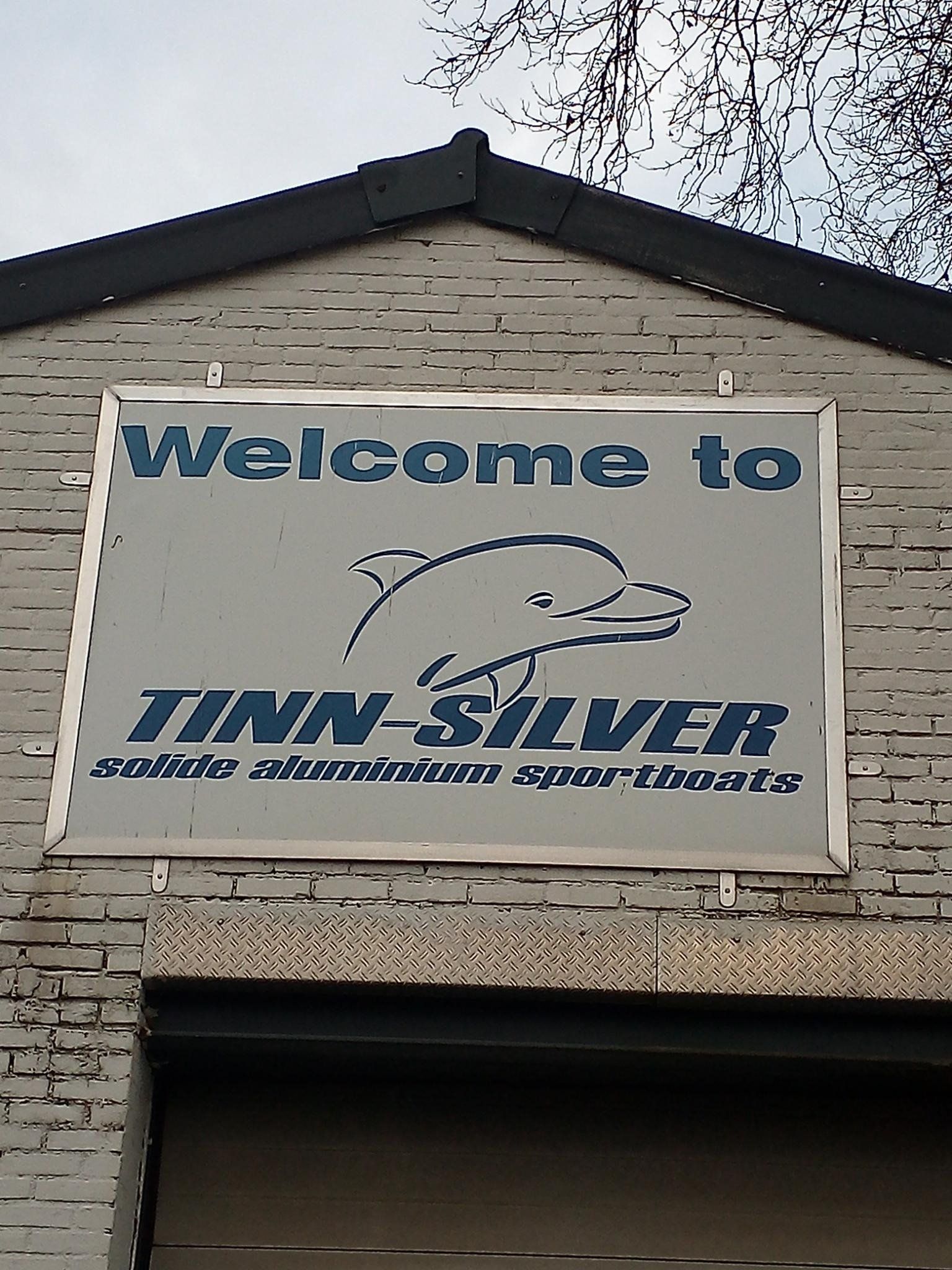 Ein Schild an einem Gebäude mit der Aufschrift „Willkommen bei Tinn-Silver“