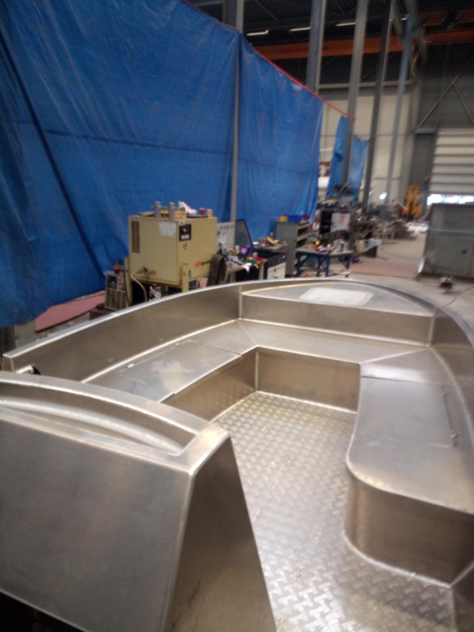 In einer Fabrik wird ein Edelstahlboot gebaut