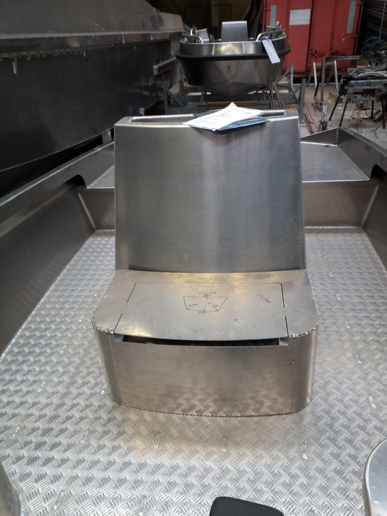 Eine Edelstahlbox steht auf einem Metallboden