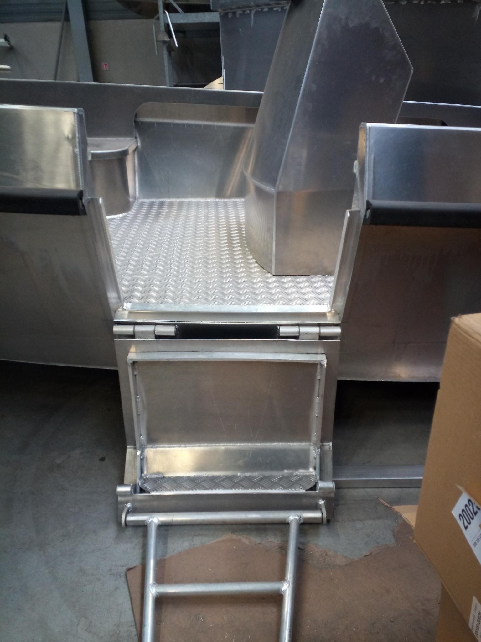 Eine Metallkiste mit einer daran befestigten Leiter