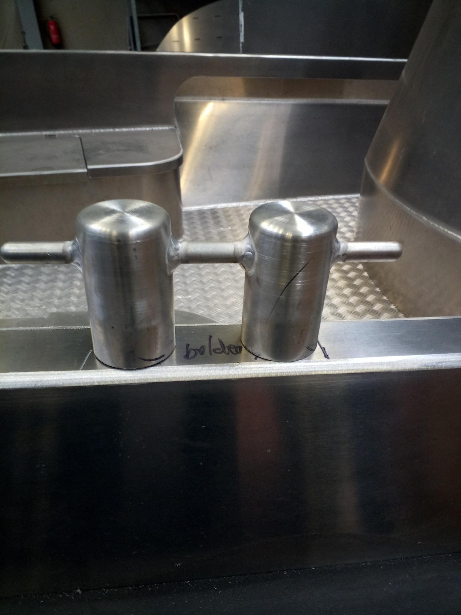 Eine Edelstahlspüle mit ein paar Griffen daran