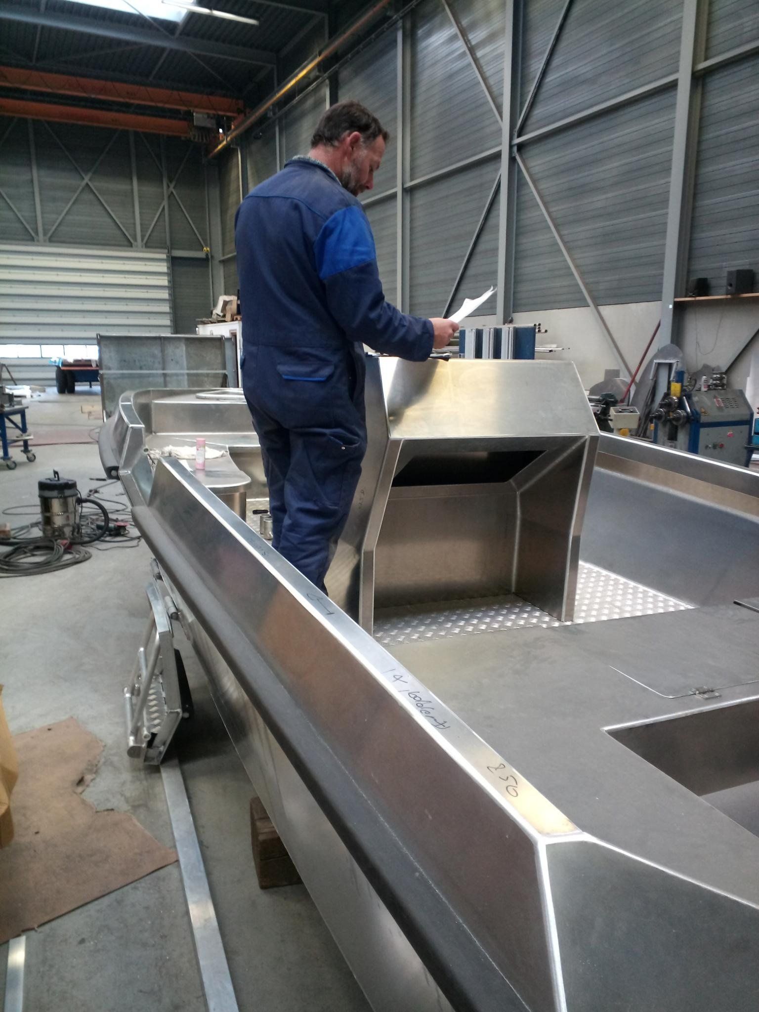 Ein Mann arbeitet an einem Edelstahlboot