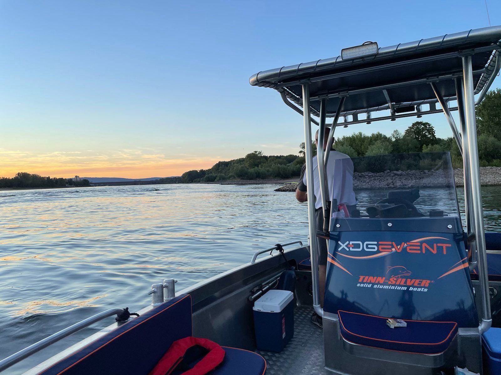 Ein Boot mit dem Wort „xdg event“ auf der Vorderseite