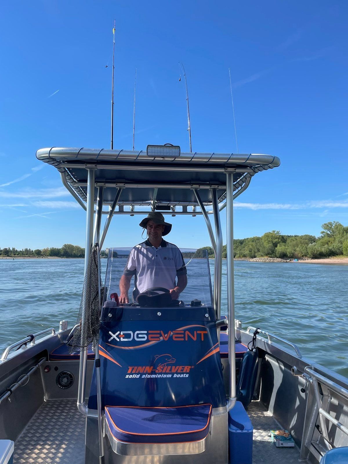 Ein Mann steuert ein Boot mit der Aufschrift „xdg event“