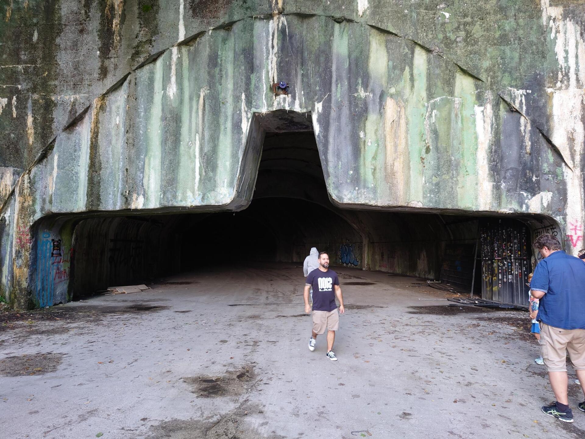 Ein Mann in einem T-Shirt mit der Aufschrift „Nike“