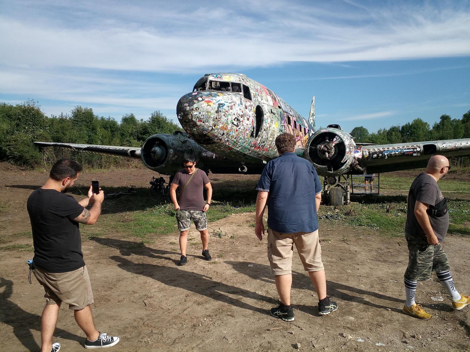 Ein Mann fotografiert ein Flugzeug mit Graffiti darauf