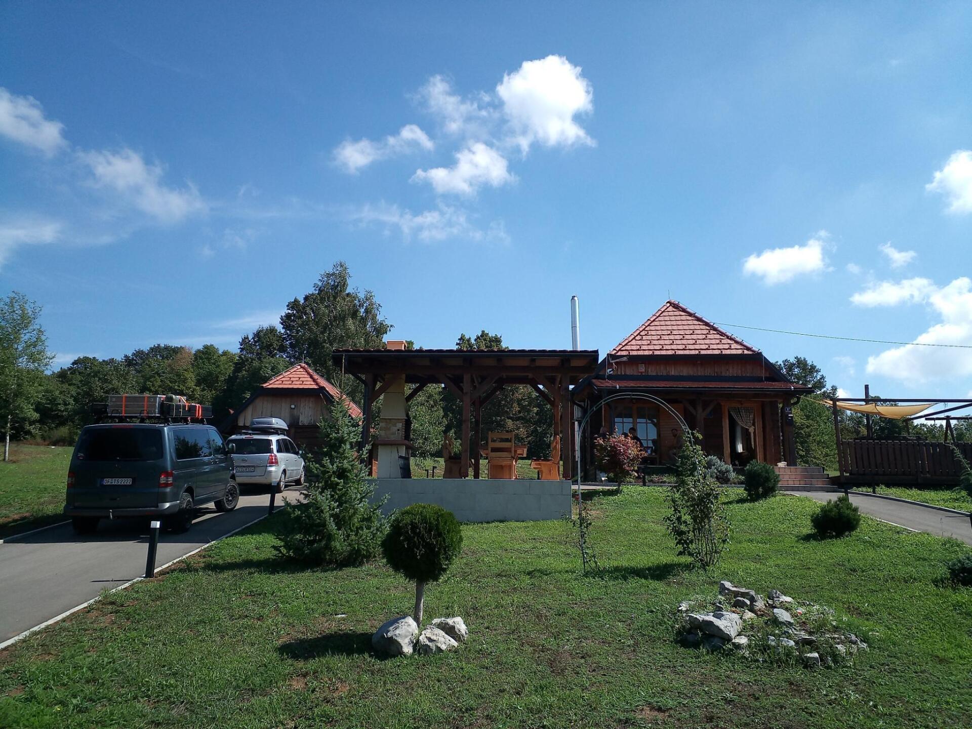 Ein paar Autos parken vor einem Haus