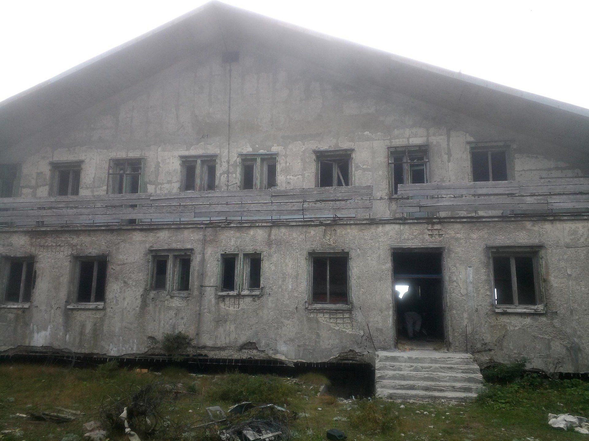 Ein altes Gebäude mit vielen Fenstern und Treppen