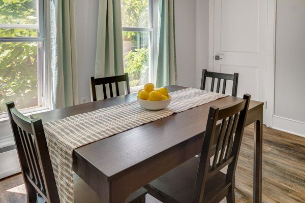 601 E State Street dining