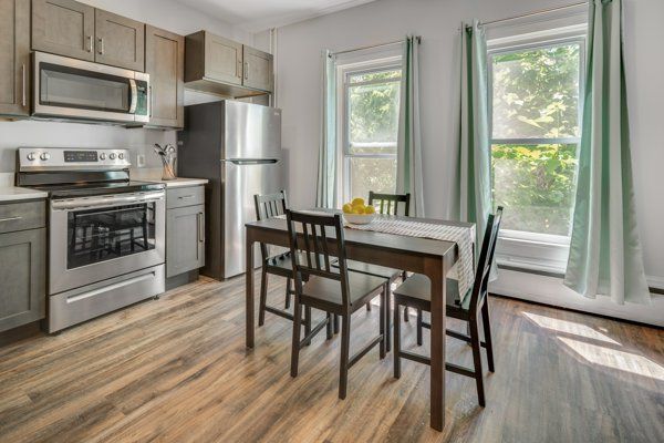 601 E State Street dining