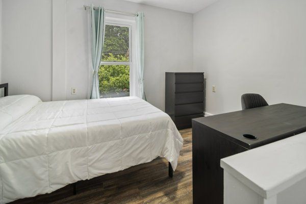 601 E State Street bedroom