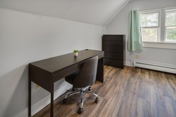 601 E State Street bedroom