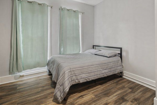 601 E State Street bedroom