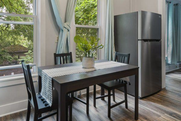 601 E State Street dining room