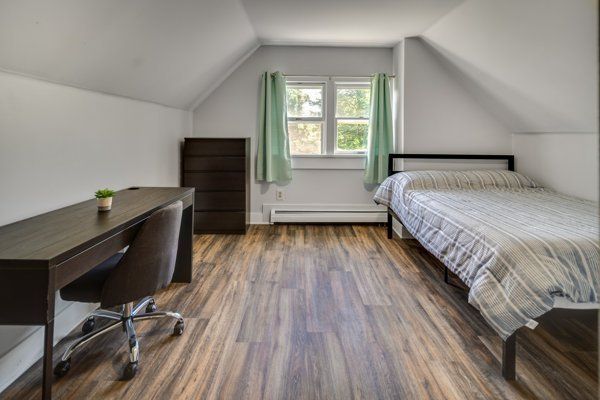 601 E State Street bedroom