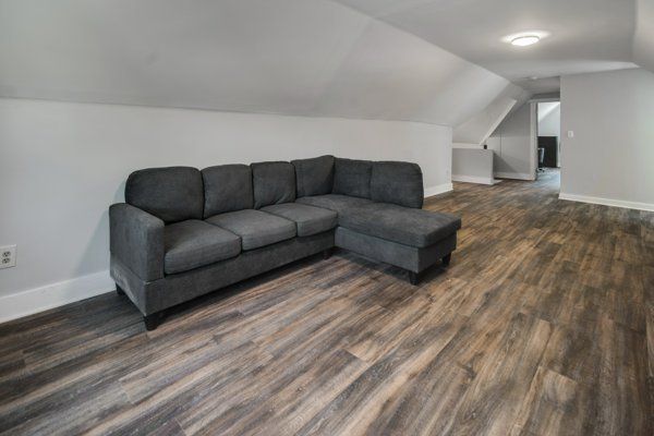 601 E State Street living room