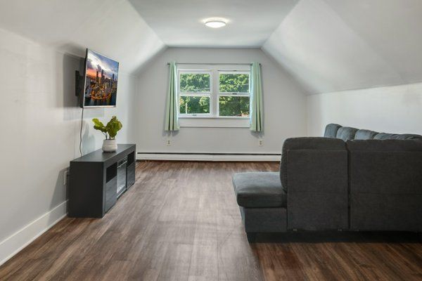 601 E State Street living room