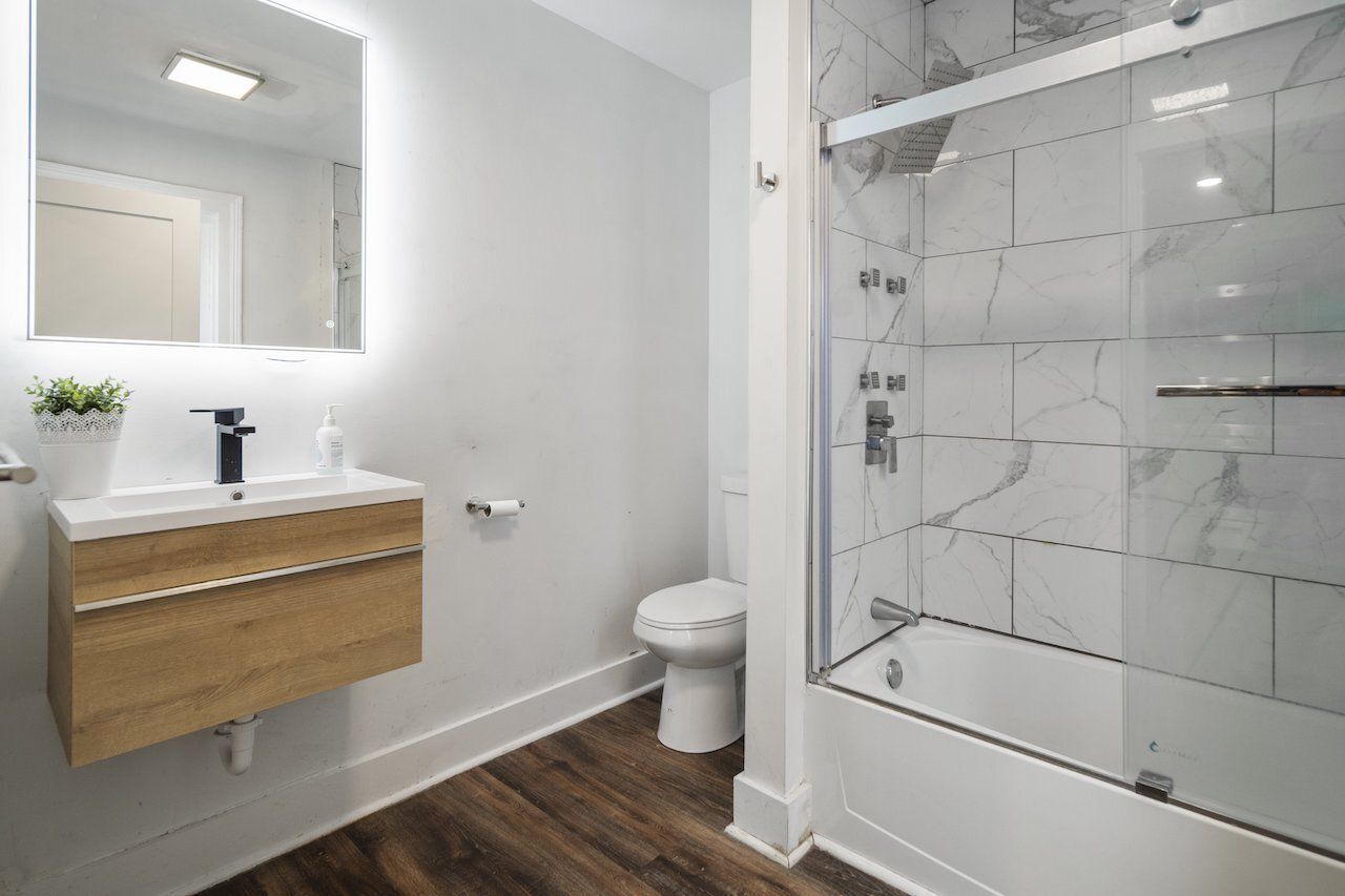 112 Stewart ave Living bathroom