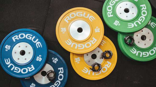 A bunch of rogue weight plates are stacked on top of each other.