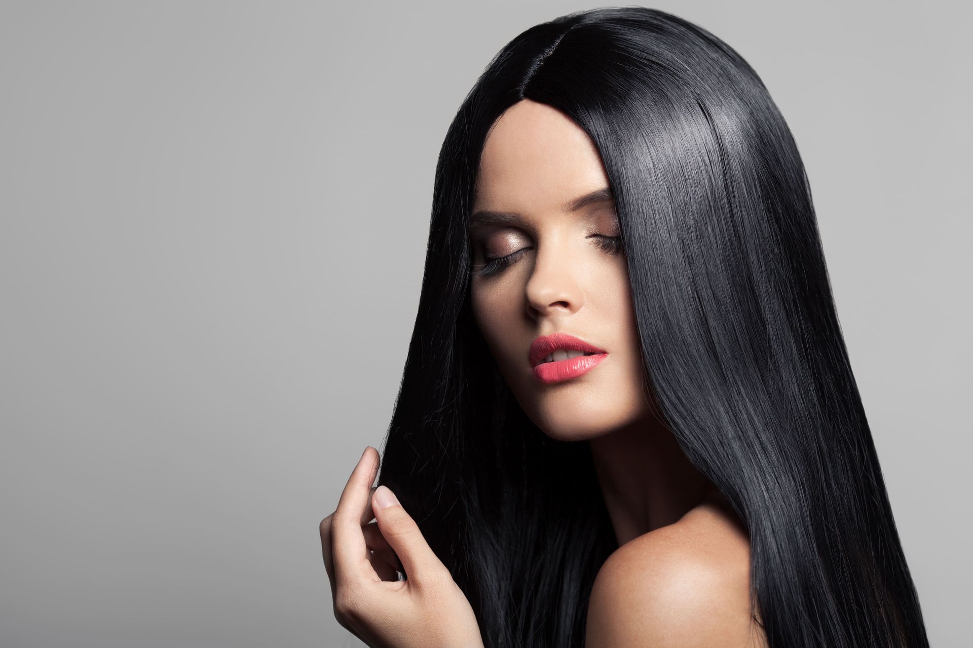 Hermosa chica mostrando sus extensiones