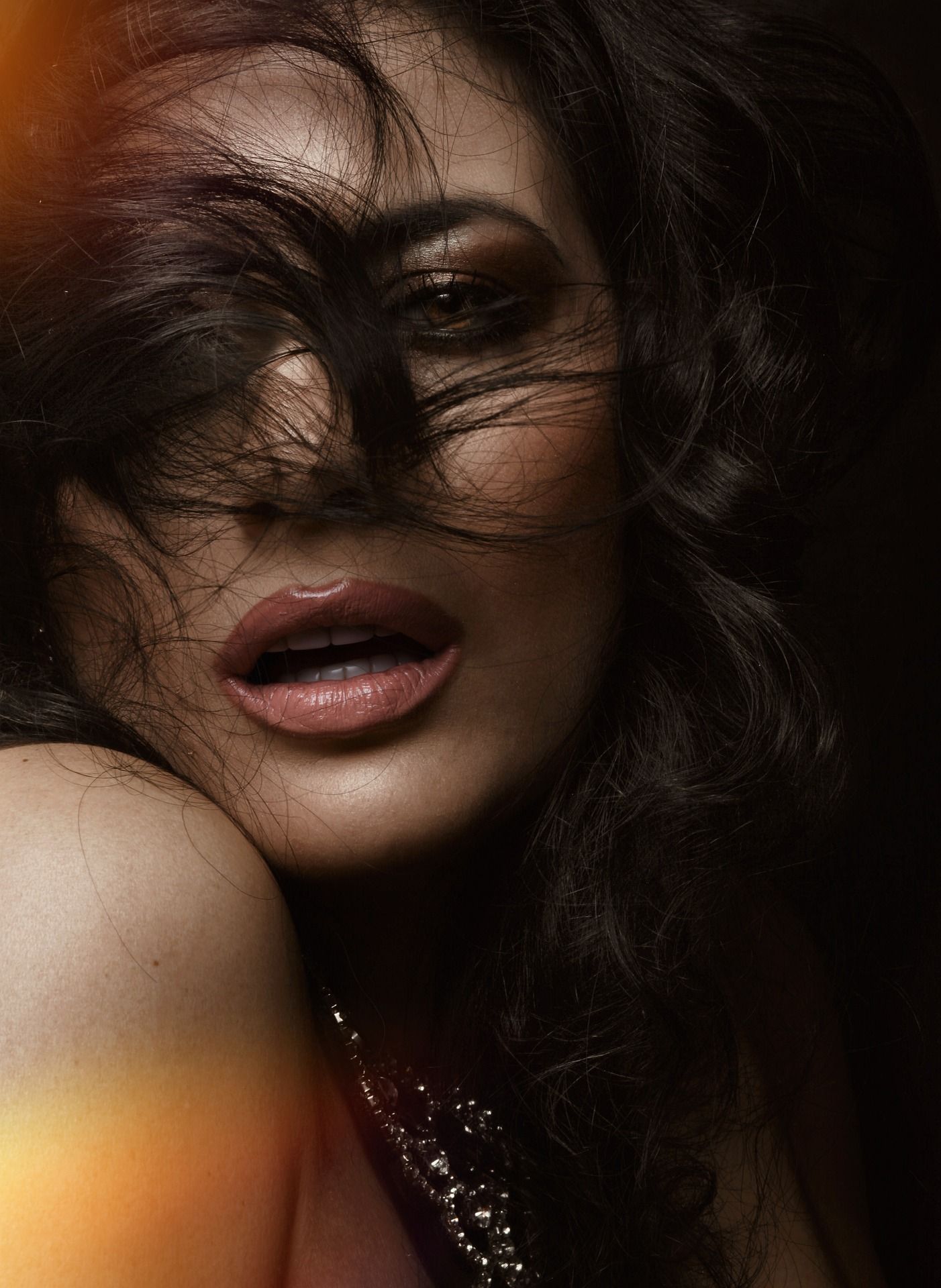 Hermosa chica mostrando su cabello